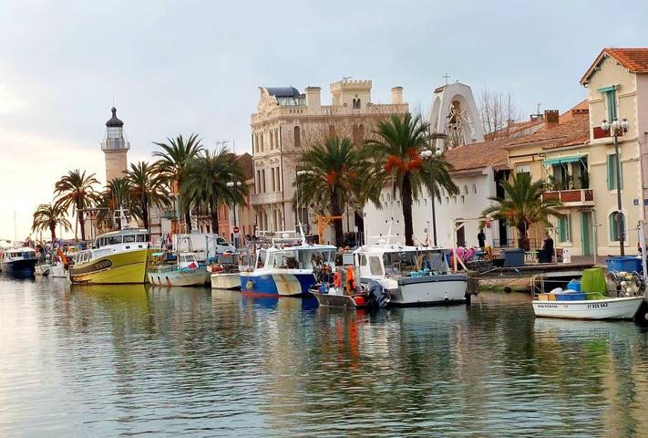 Camping pour 4 personnes, avec piscine ainsi que bassin pour enfant et terrasse, animaux acceptés dans Plage de l'Espiguette - 3