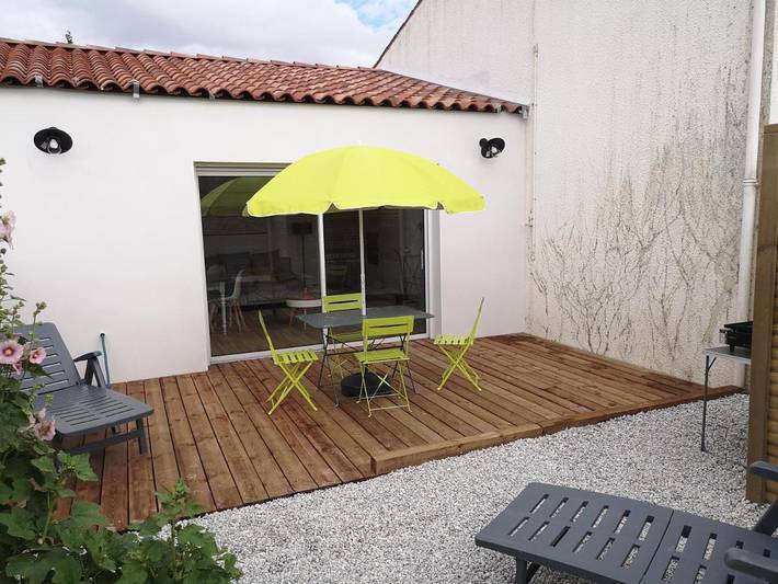Gîte pour 2 personnes, avec Terrasse ainsi que Jardin et Piscine à Charron - 3