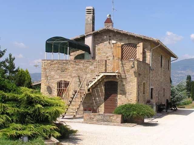 Location de vacances pour 4 personnes, avec vue ainsi que piscine et jardin, adapté aux familles à Bevagna - 2