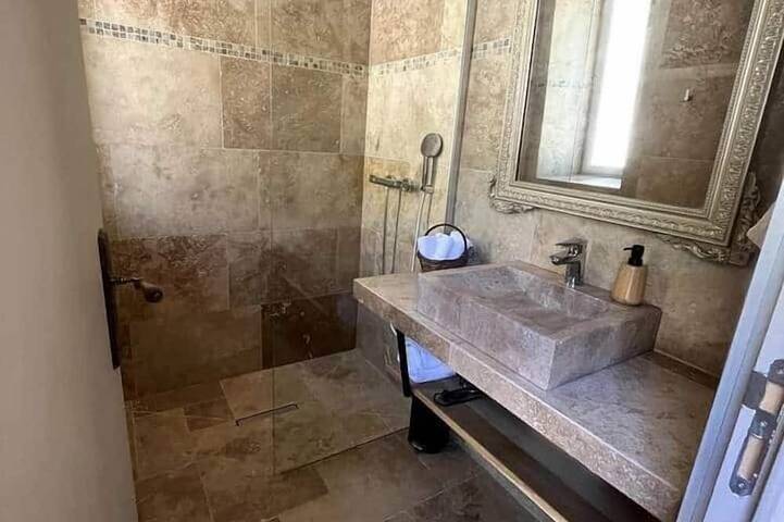 Gîte pour 12 personnes, avec jacuzzi à Satillieu - 2