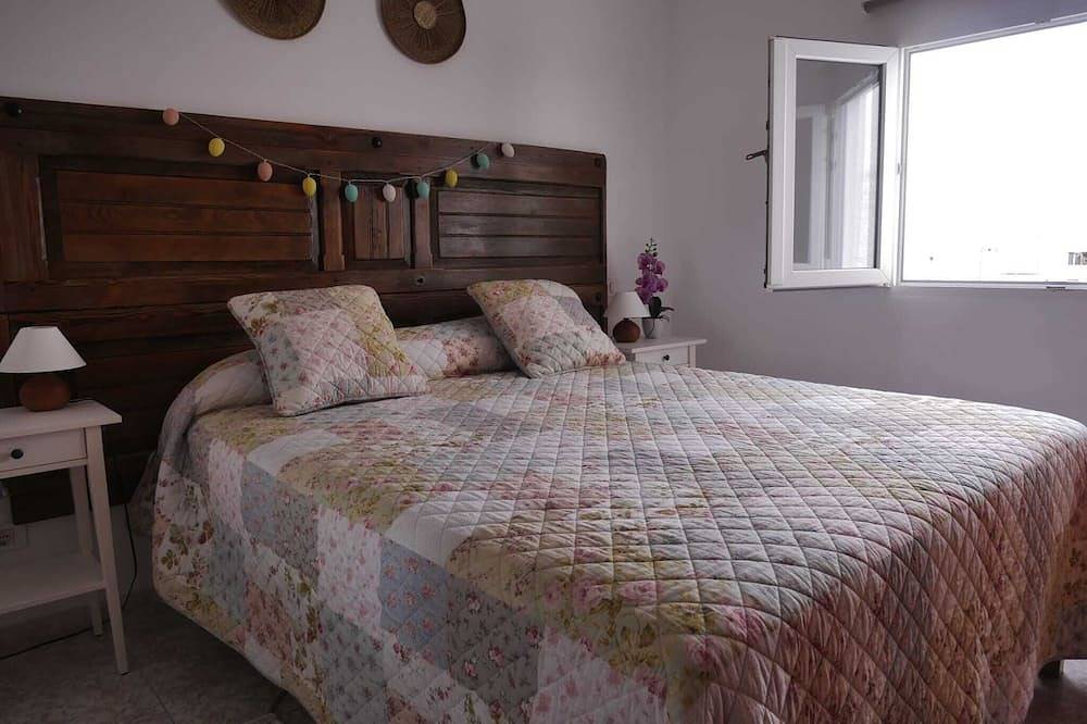 Housing, with 2 bedrooms, kitchen, bathroom, living room and solarium. in El Pagador, Moya
