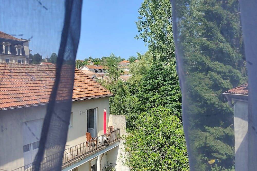 Entire apartment, Chambre « Domaine du Noyer » with Shared Terrace, Balcony, and Wi-Fi in La Vôge-les-Bains, Épinal region