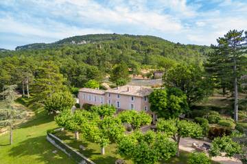 Vacation Rental for 17 Guests in Apt, Parc naturel régional du Luberon, Picture 4