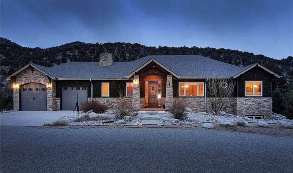 Luxury Riverfront Home auf 2 Hektar, mit Whirlpool, nur wenige Minuten von der Innenstadt von Bv in Buena Vista, Chaffee County