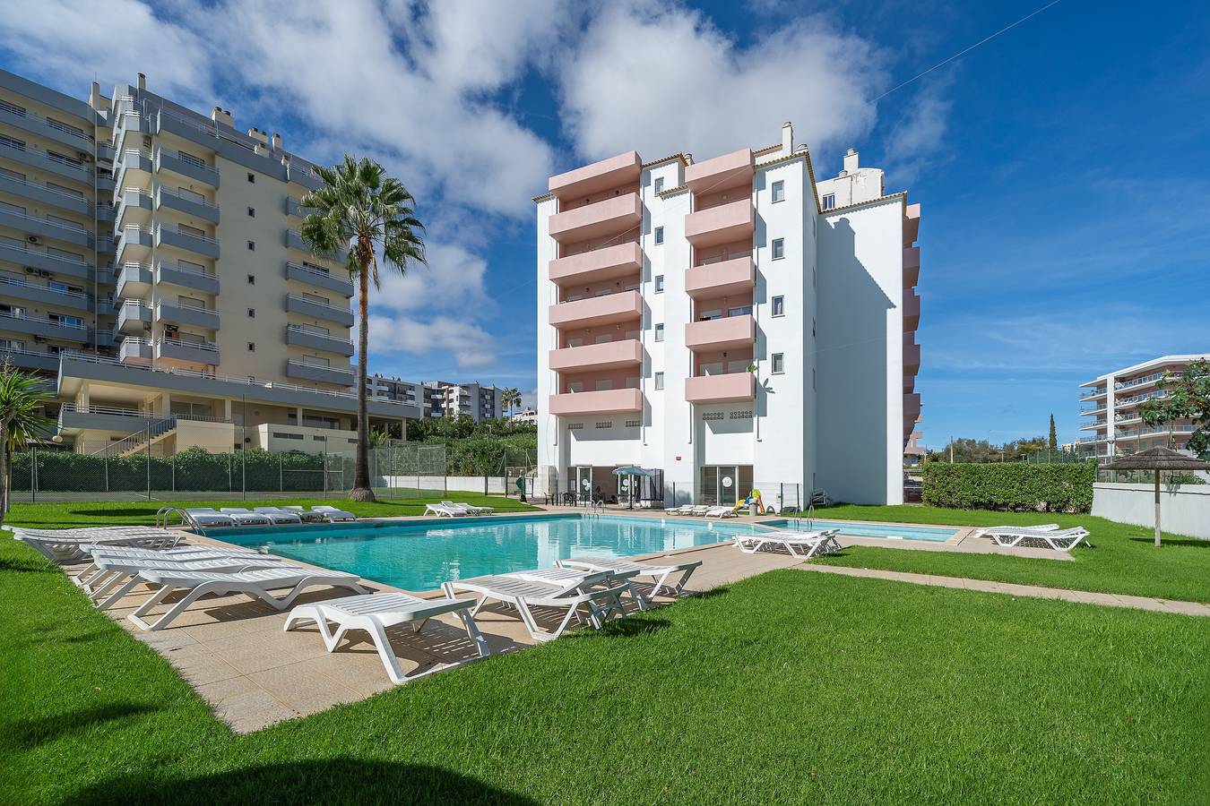 Apartamento inteiro, Apartamento 'Paraíso Beira-Mar' com Piscina Partilhada, Wi-Fi e Ar Condicionado in Praia da Rocha, Portimão