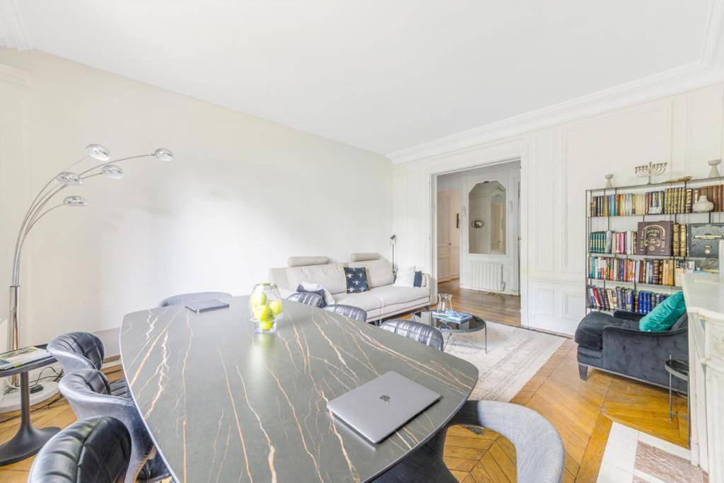 Appartement entier, New&Spacious flat with private garden in Saint-Mandé, Val-de-Marne