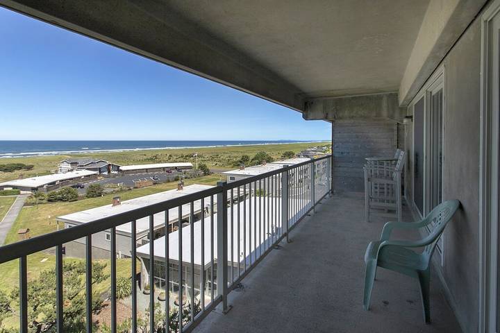 Vacation rental for 6 people, with pool and hot tub as well as balcony in Gearhart
