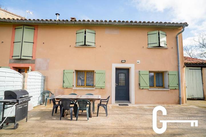 Location de vacances pour 10 personnes, avec vue ainsi que terrasse et piscine, animaux acceptés à Gaudiès