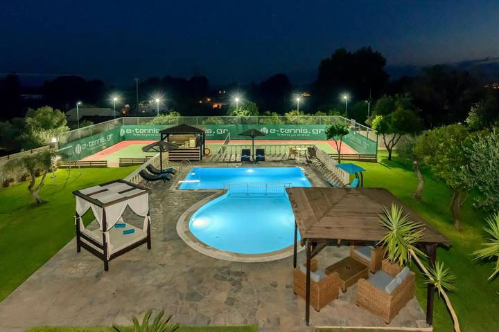 Villa pour 9 personnes, avec bassin pour enfant et piscine ainsi que jardin et jacuzzi, adapté aux familles