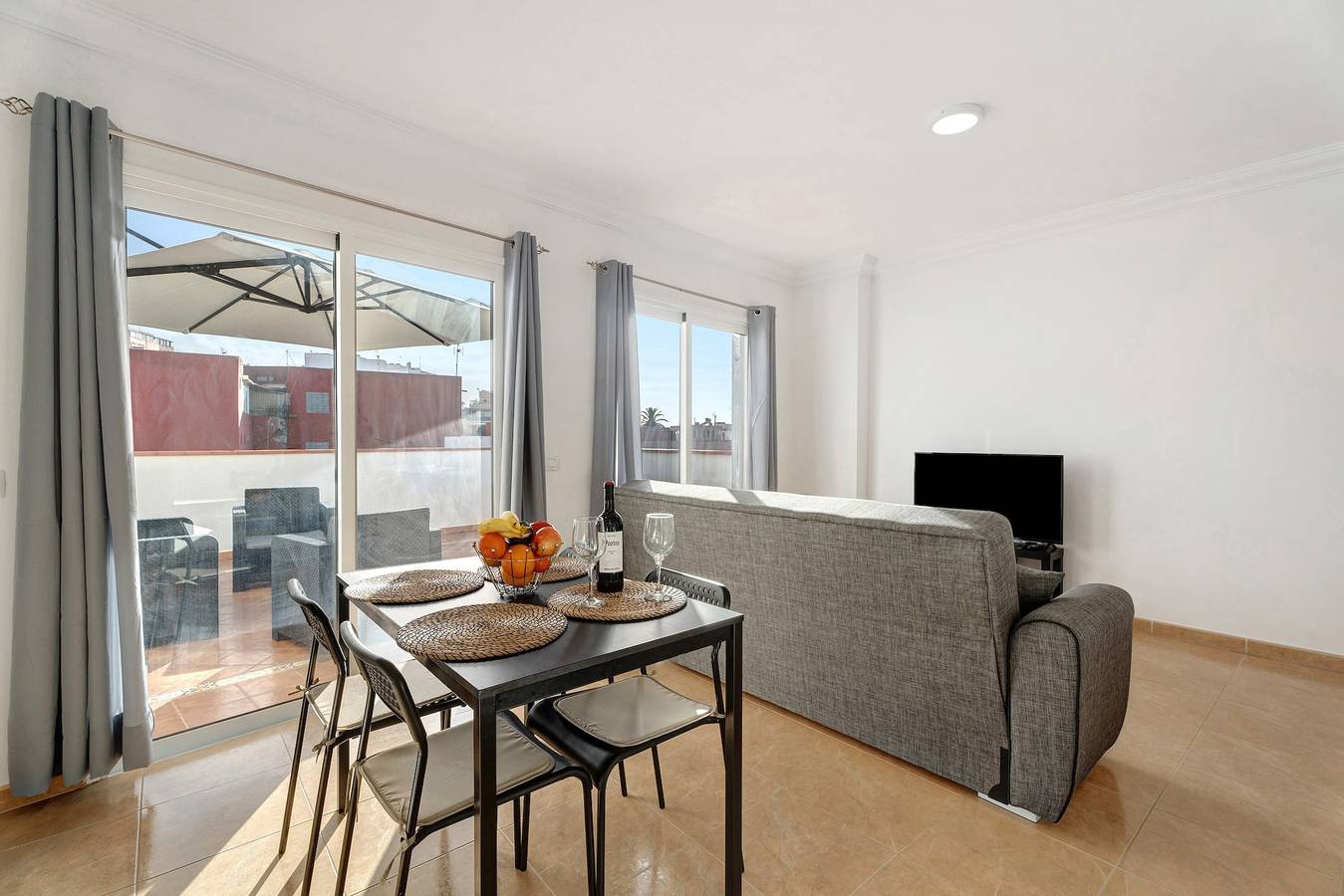 Apartamento entero, Apartamento de vacaciones 'Ático San Jose' con vistas al mar, terraza privada y Wi-Fi in Barrio de San Juan, La Victoria de Acentejo