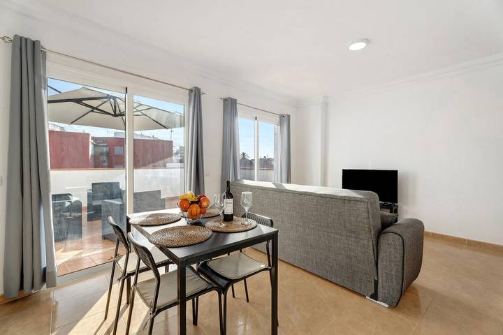 Apartamento inteiro, Apartamento de férias 'Ático San Jose' com vista para o mar, terraço privado e Wi-Fi in Barrio de San Juan, La Victoria de Acentejo