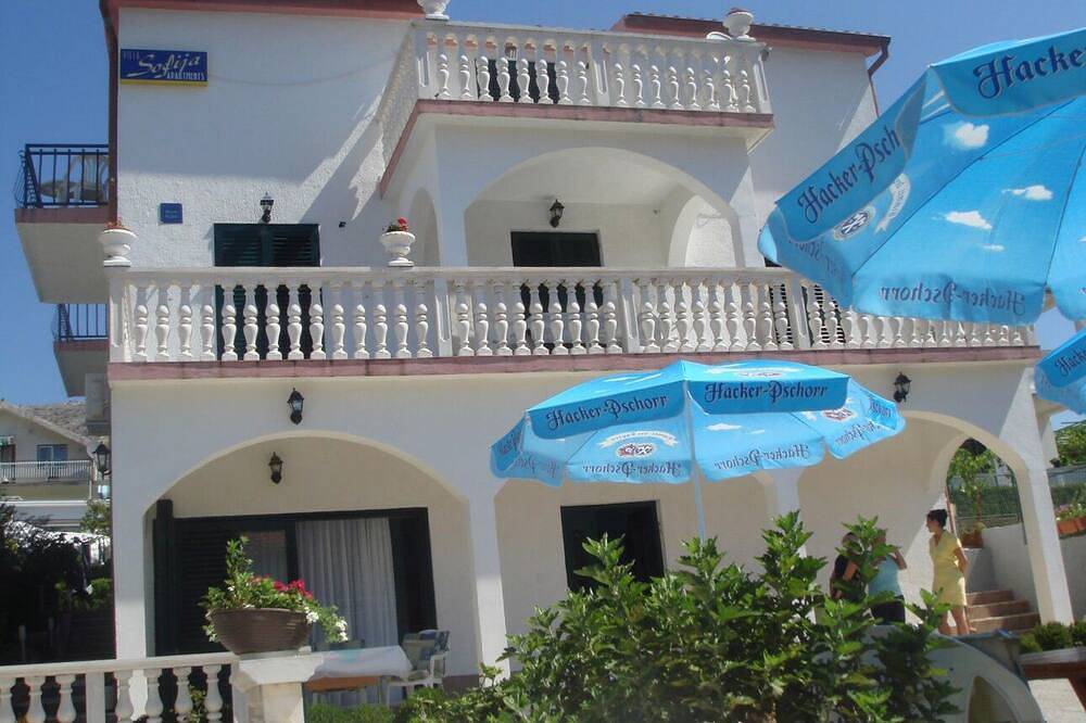 Villa Sofija, Bed and Breakfast 300 Meter zum Strand mit Eigenem Parkplatz in Grebastica, Šibenik-Knin
