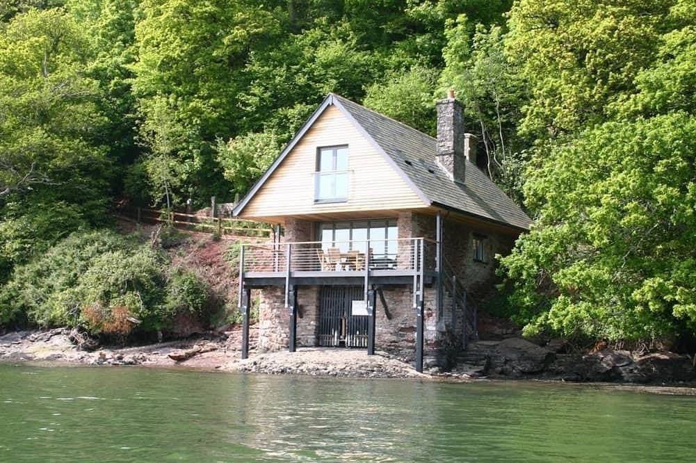 Sandridge Boathouse, family friendly, with open fire in Stoke Gabriel in Stoke Gabriel, Devon