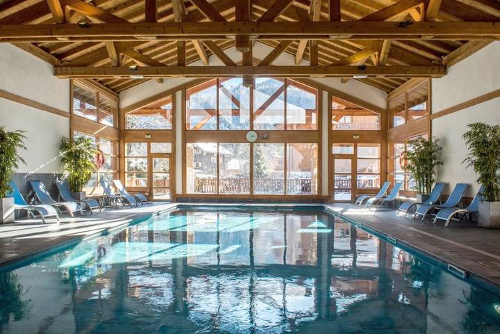 Appart’hôtel pour 6 personnes, avec piscine et jacuzzi ainsi que sauna et balcon, animaux acceptés