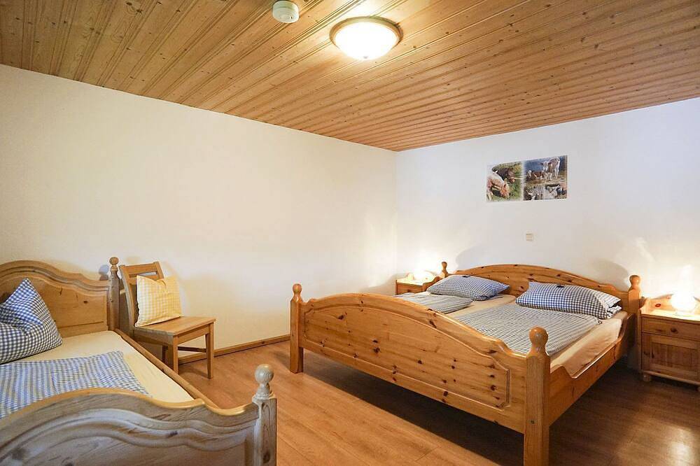 Ganze Wohnung, Ferienwohnung Hofseite bis 4 Personen, Balkon, 65 qm in Taching am See, Rupertiwinkel