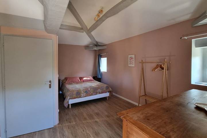 Gîte pour 9 personnes, avec terrasse et jardin dans Aigondigné - 3