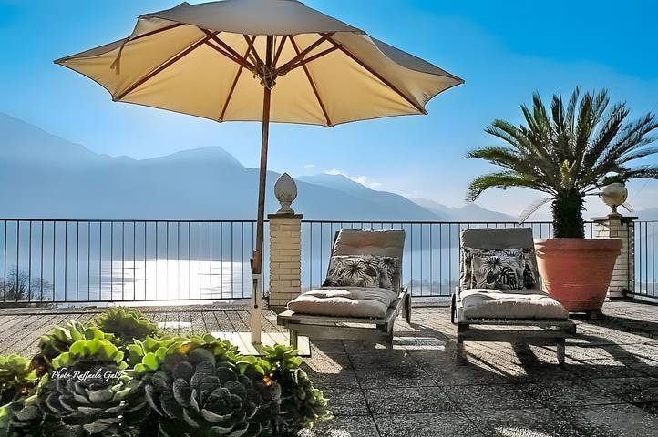 Bungalow voor 4 personen, with Balkon and Terras as well as Zwembad and Uitzicht op het meer