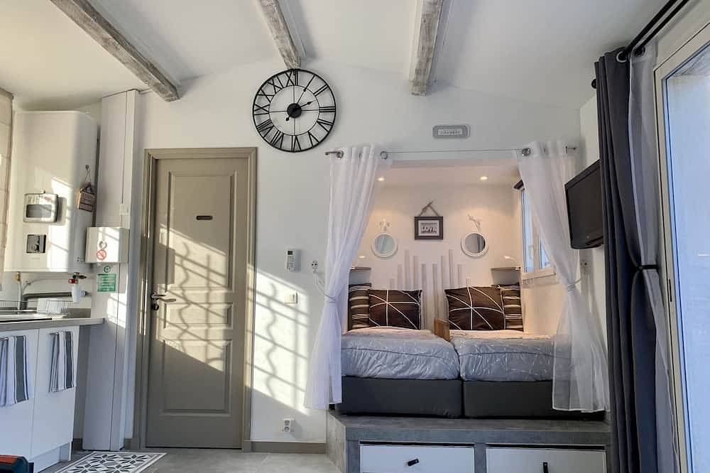 Apartamento entero, The Pool House Valbonne, moderno y luminoso estudio con aire acondicionado y estacionamiento, a 5 millones del pueblo. in Valbonne, Region de Cannes