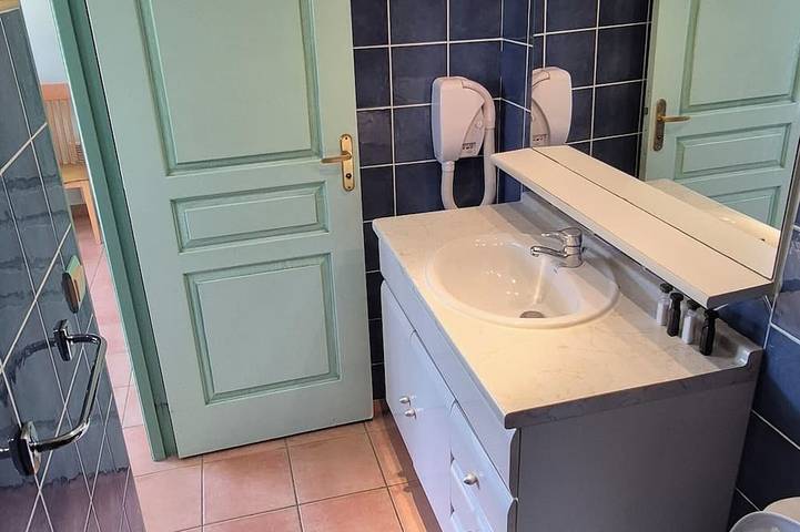 Ganze Wohnung, Ferienresidenz mit Garten und 2 Pools. Ideal für Sommerurlaub in Tourrettes, Mittelmeerküste (Frankreich)