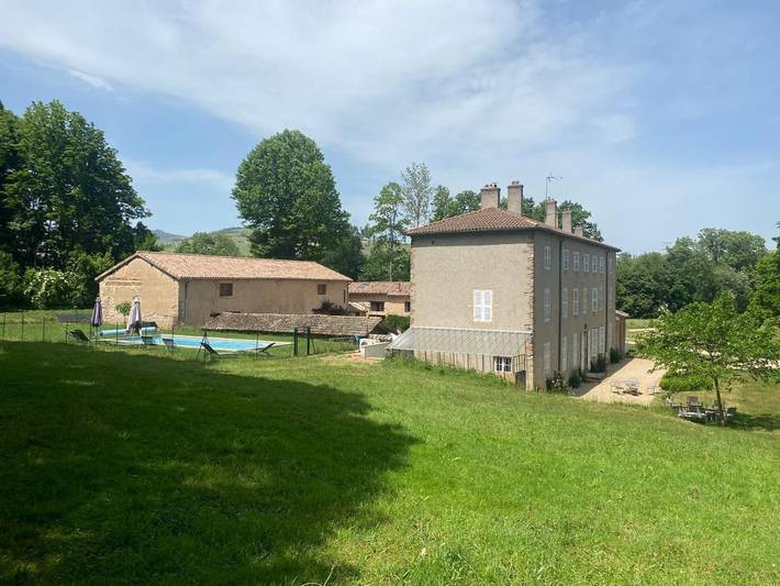 Location de vacances pour 4 personnes, avec Terrasse et Jardin ainsi que Piscine et Vue dans La Chapelle-de-Guinchay