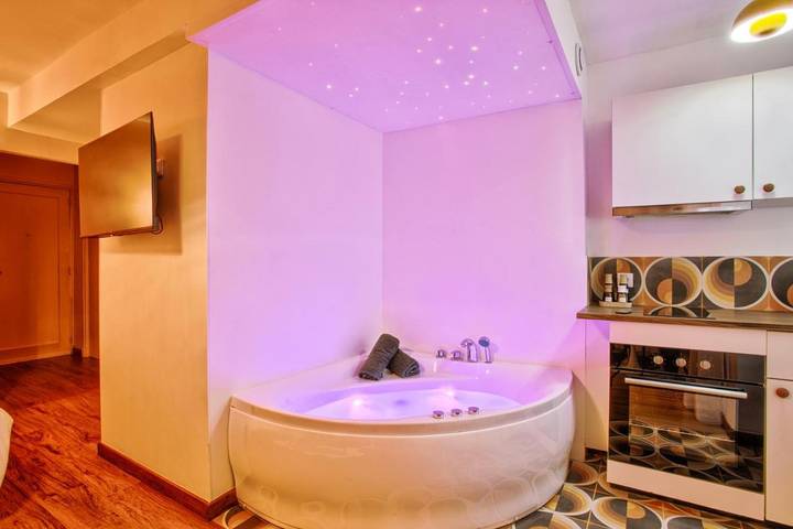 Gîte pour 2 personnes, avec jacuzzi et terrasse dans Eglise Saint Michel de Vaucelles (Caen) - 3