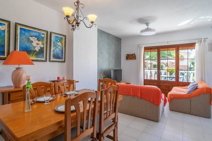 Casa de vacaciones 'Casa Pista' con piscina compartida, Wi-Fi y aire acondicionado in Santa Pola, Costa Blanca