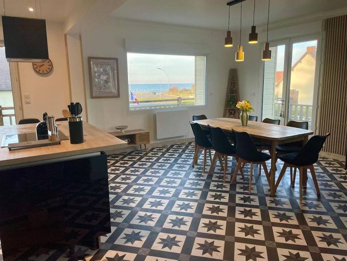 Location de vacances pour 8 personnes, avec balcon ainsi que jardin et vue à Saint-Laurent-sur-Mer