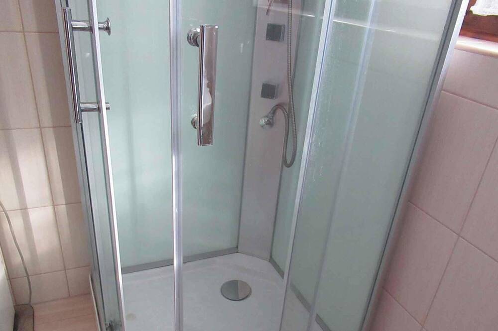 Apartamento entero, Apartamento de vacaciones con entrada independiente en una casa de vacaciones. in Csopak, Balatonfüredi járás