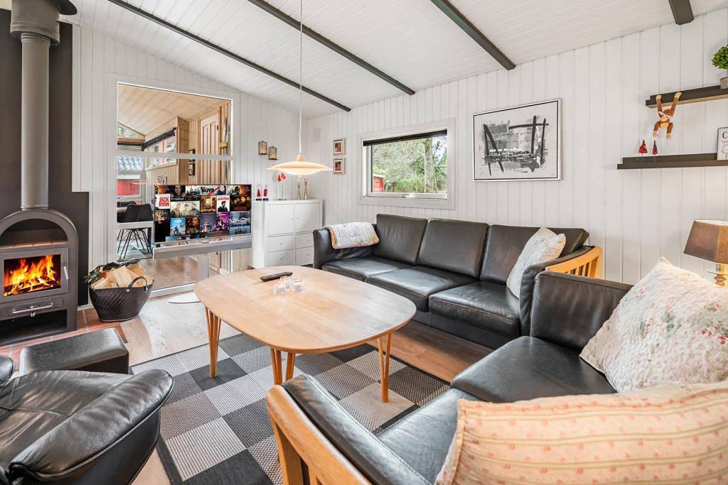 Charmantes und ggepflegtes Ferienhaus mit Wintergarten – naturnah gelegen, in der Nähe von Golfplatz, Mtb-Strecken und der Blåbjerg Plantage in Henne, Filsø See