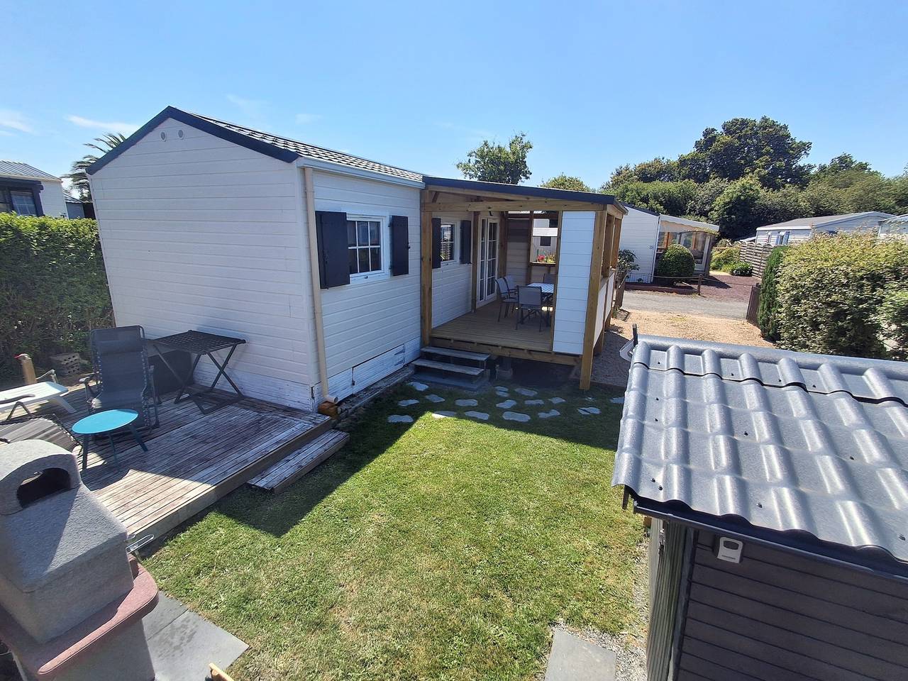 Mobile Home 'Côte de Granit Rose' with Shared Pool, Private Terrace & Garden, "Ty Men Roz"