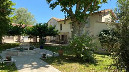 Location de vacances pour 4 personnes, avec piscine ainsi que jardin et vue à Le Thor