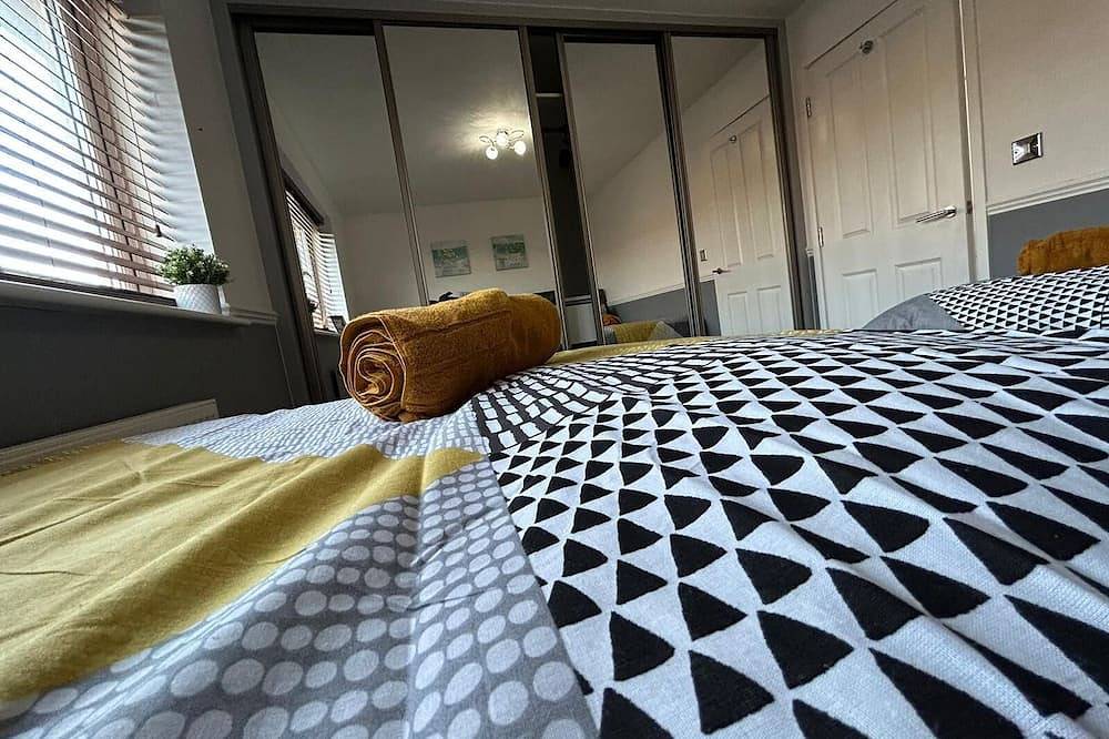 Sensational 3-bed Home Away From Home Near Greenhithe Station and Bluewater in Swanscombe and Greenhithe, Dartford