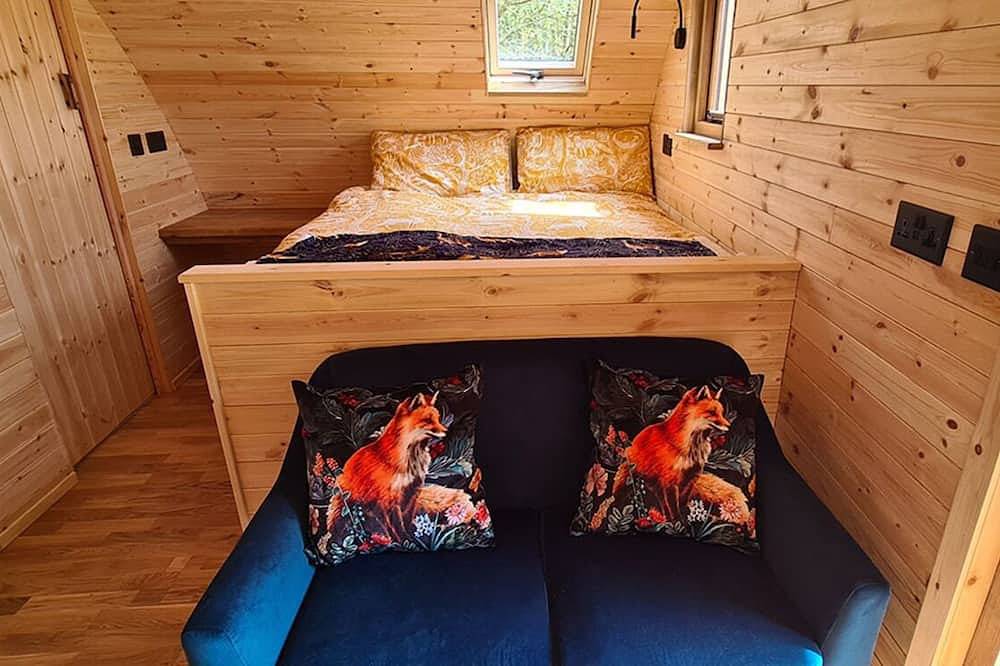 Fox Lodge at Heygates Lodging - Waterfront Wooden Lodge With hot tub in Northamptonshire