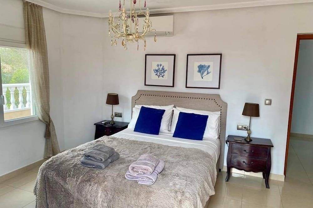 Superb luxury Villa With Private Pool, 2 Minute Walk to sandy Blue Flag beach. in La Zenia, Cabo Roig