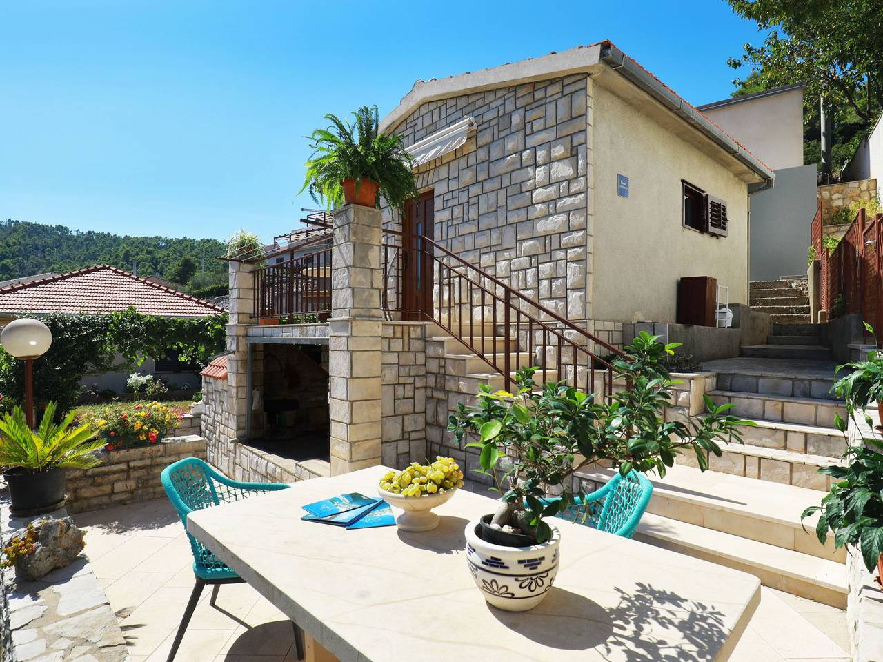 Ganze Wohnung, Kleines Steinhaus in einem ruhigen Ort auf der Insel Solta in Stomorska, Solta