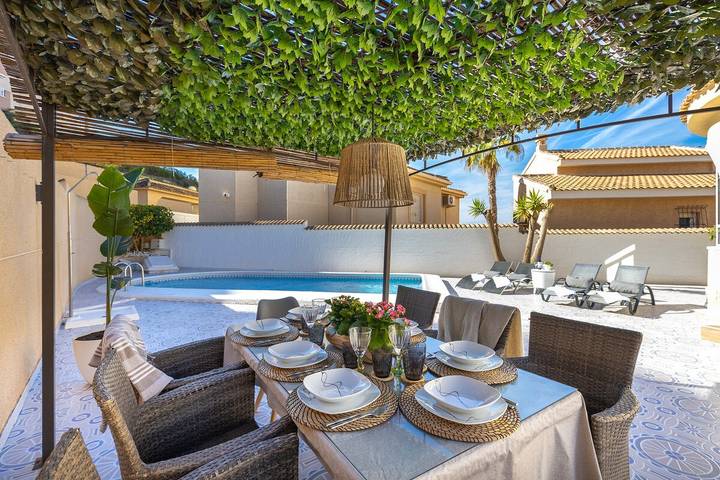 Villa pour 10 personnes, avec jardin et piscine, animaux acceptés à Rojales