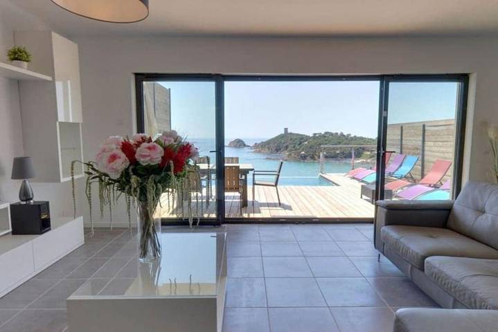 Location de vacances pour 8 personnes, avec jardin ainsi que piscine et terrasse dans Plage de Fautea - 4