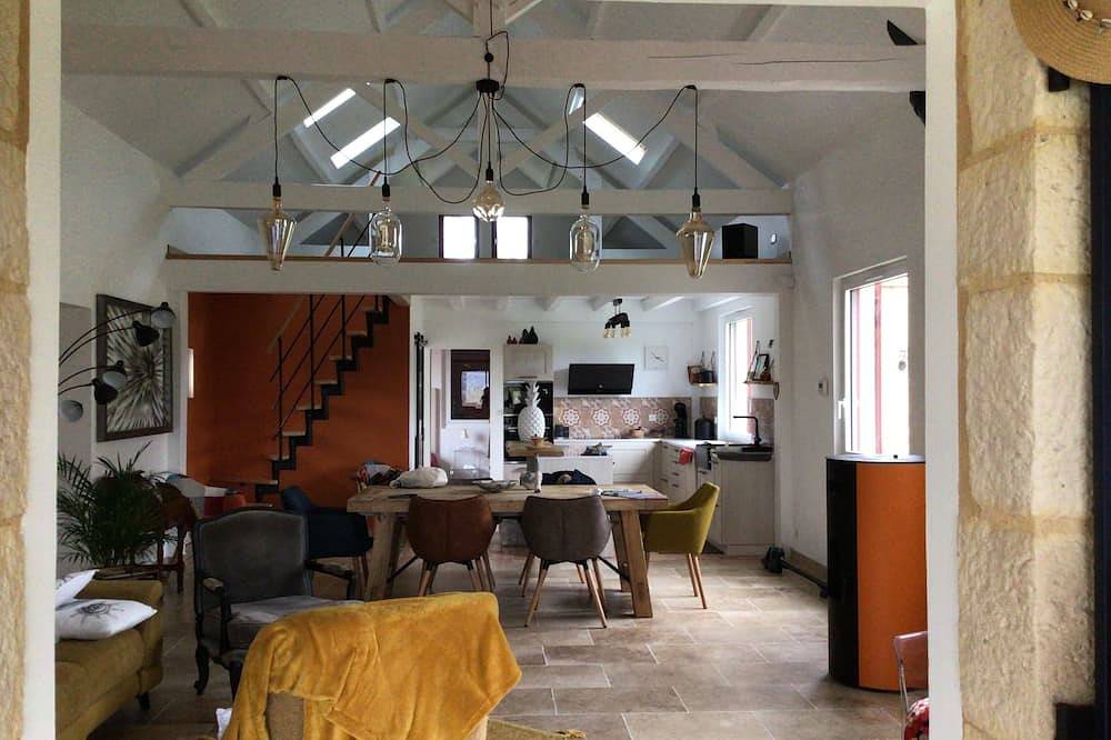 The former barn, house with swimming pool on 5500 m2 of parkland, in Le Buisson-de-Cadouin, Périgord Pourpre