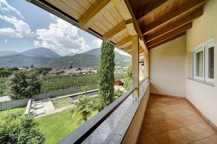 Ferienwohnung für 5 Personen, mit Balkon und Garten in Lana