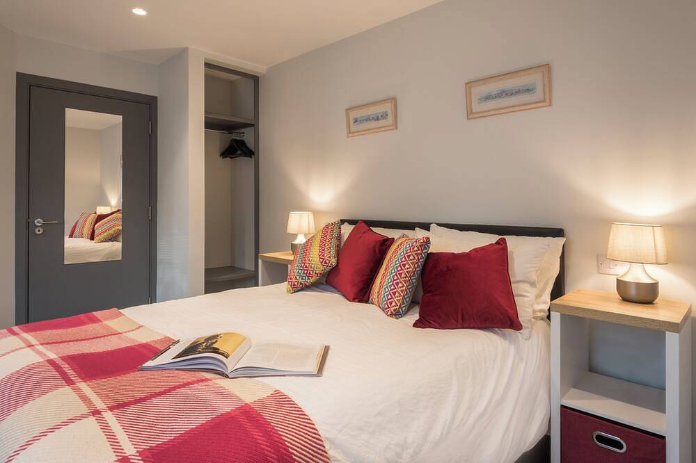 Entire apartment, The Mount,  2 ensuite double rooms by The Royal William Yard in Plymouth, England