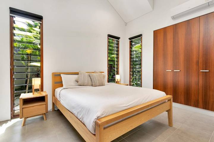 Holiday home for 14 people, with garden and balcony as well as pool in Palm Cove