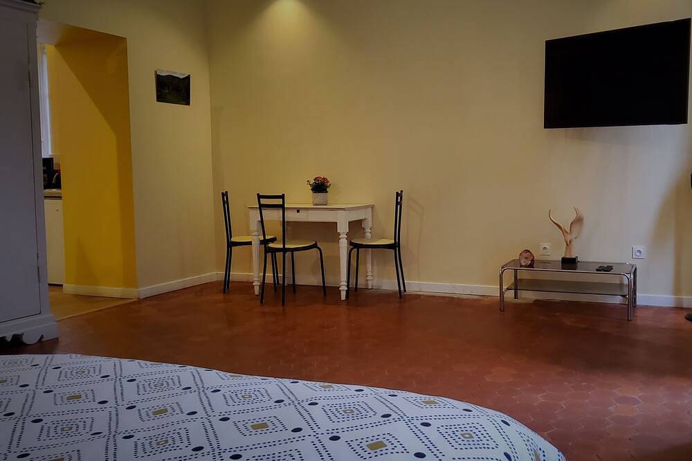 Apartamento entero, Charming and bright studio apartment (Near Avignon & the vineyards) in Roquemaure, Region de Nimes