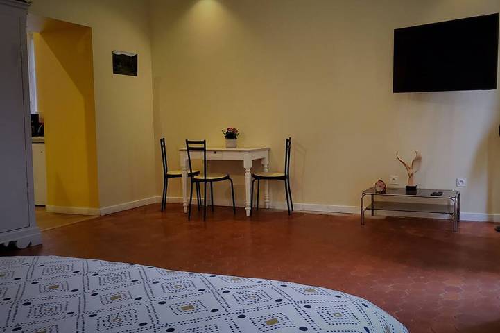 Entire apartment, Charming and bright studio apartment (Near Avignon & the vineyards) in Roquemaure, Nimes region
