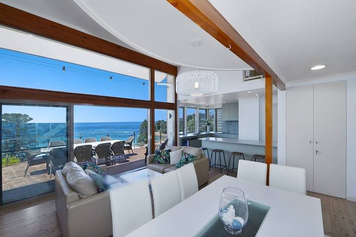 Holiday home for 10 people, with balcony in Avoca Beach