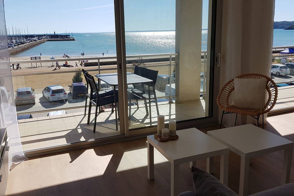 Entire apartment, Apartment facing the sea, the beach 30 meters away! in Binic, Côte de Goëlo