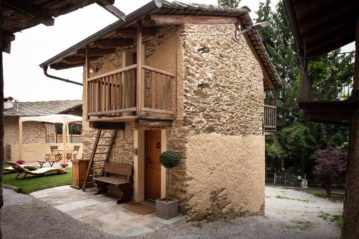 Location de vacances pour 3 personnes, avec Balcon et Terrasse ainsi que Jardin et Vue à San Damiano Macra
