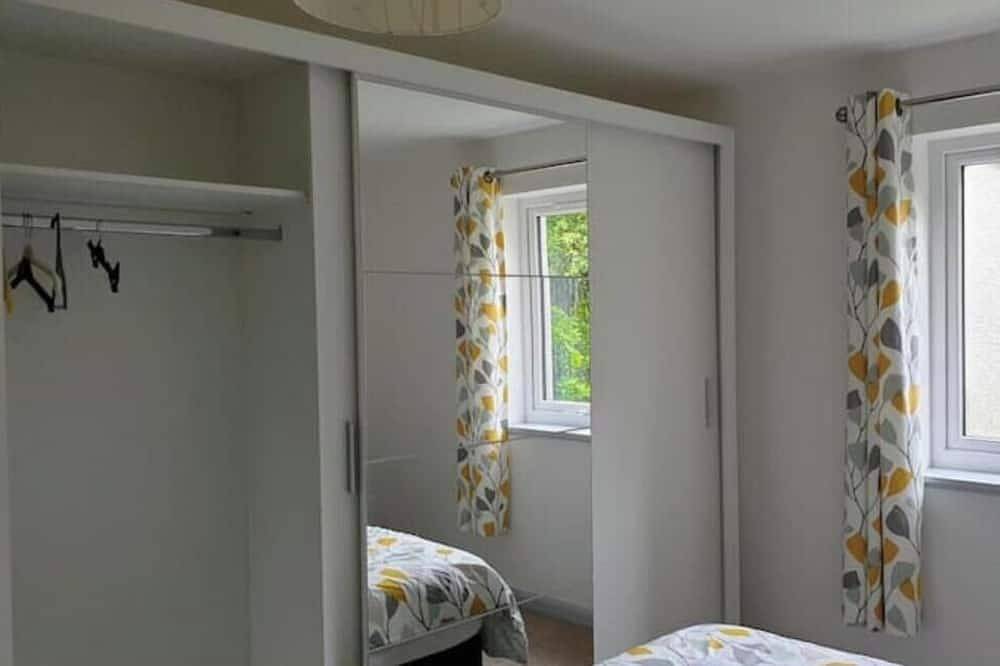 Bright 2-Bed Cottage in South Skye |Dog-Friendly Retreat Near Coast & Distillery in Bristol, South West England