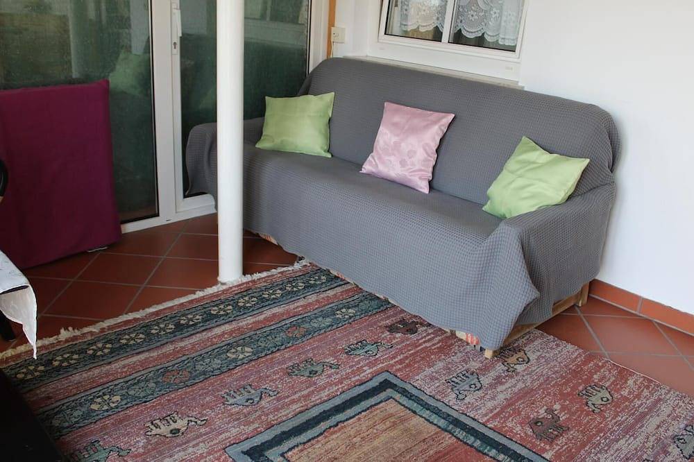 Ganze Wohnung, Wohnung im 2. Untergeschoss mit Kochnische und Wintergarten in Grafenau, Ostbayern