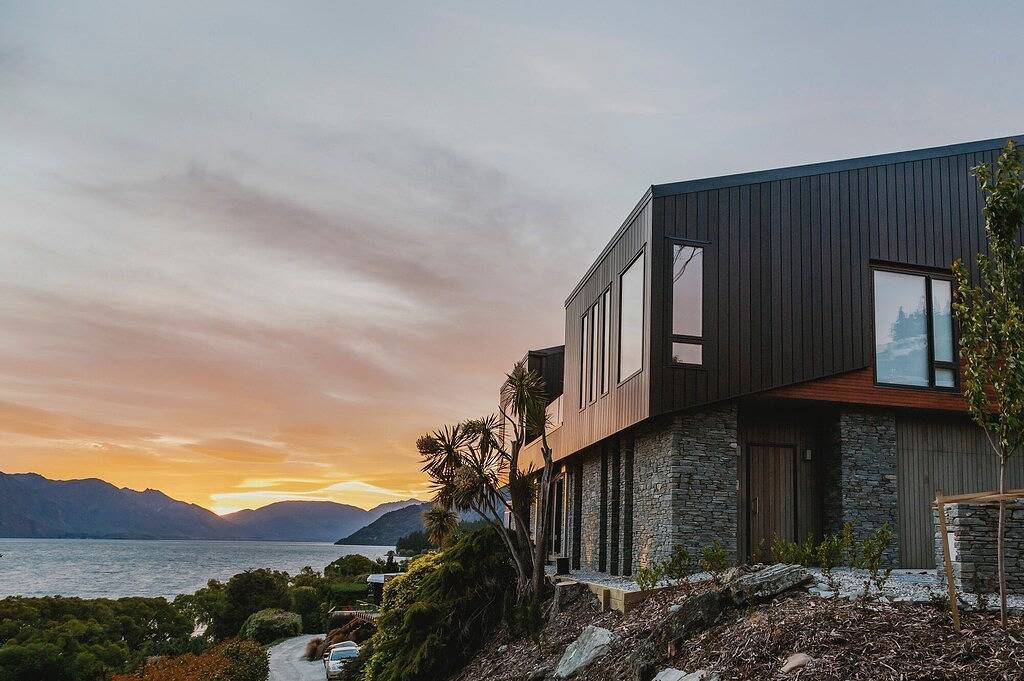 Das preisgekrönte Lakehouse Joela - spektakuläres Design, Luxus, Lage und Aussicht in Queenstown, Otago
