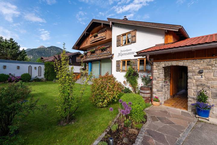 Ferienwohnung für 2 Personen, mit Balkon und Ausblick in Alpenwelt Karwendel